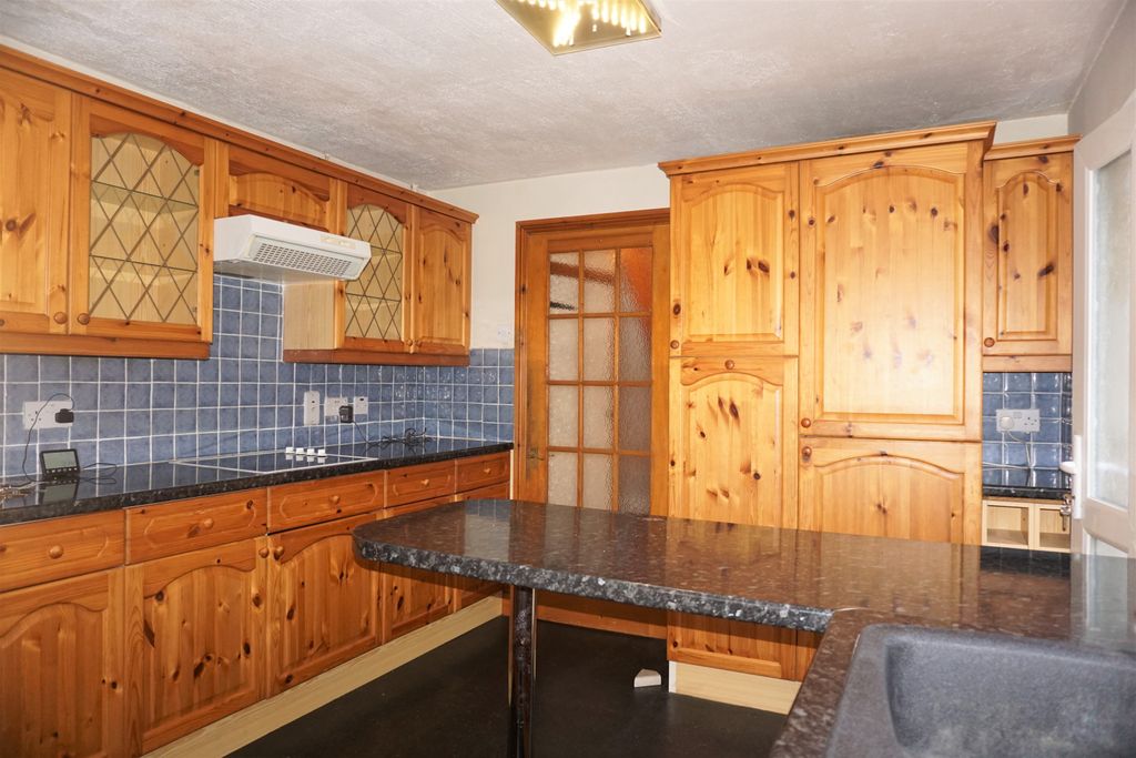 Property photo 3 of 20 Kitchen