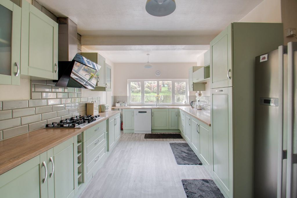 Property photo 2 of 28 Picture No. 12