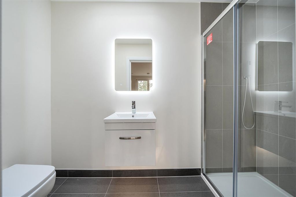 Property photo 3 of 14 Ensuite Shower Room