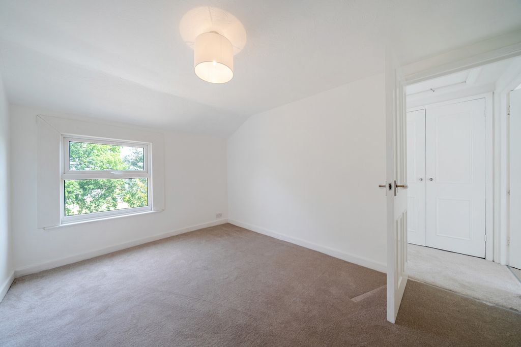 Property photo 3 of 16 1469579-18-6A183c...