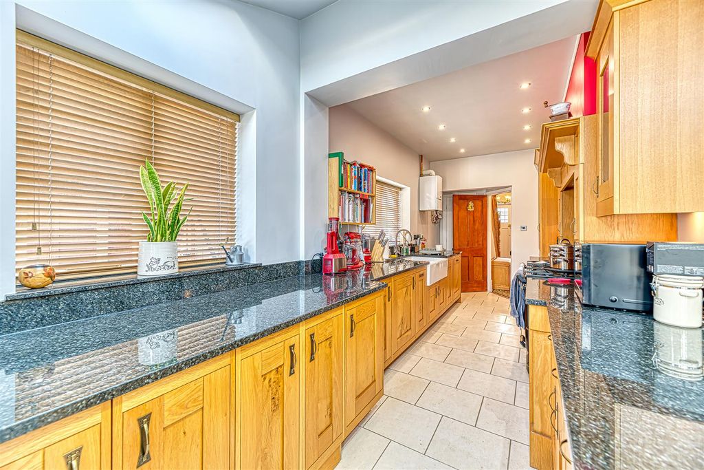 Property photo 3 of 19 Kitchen