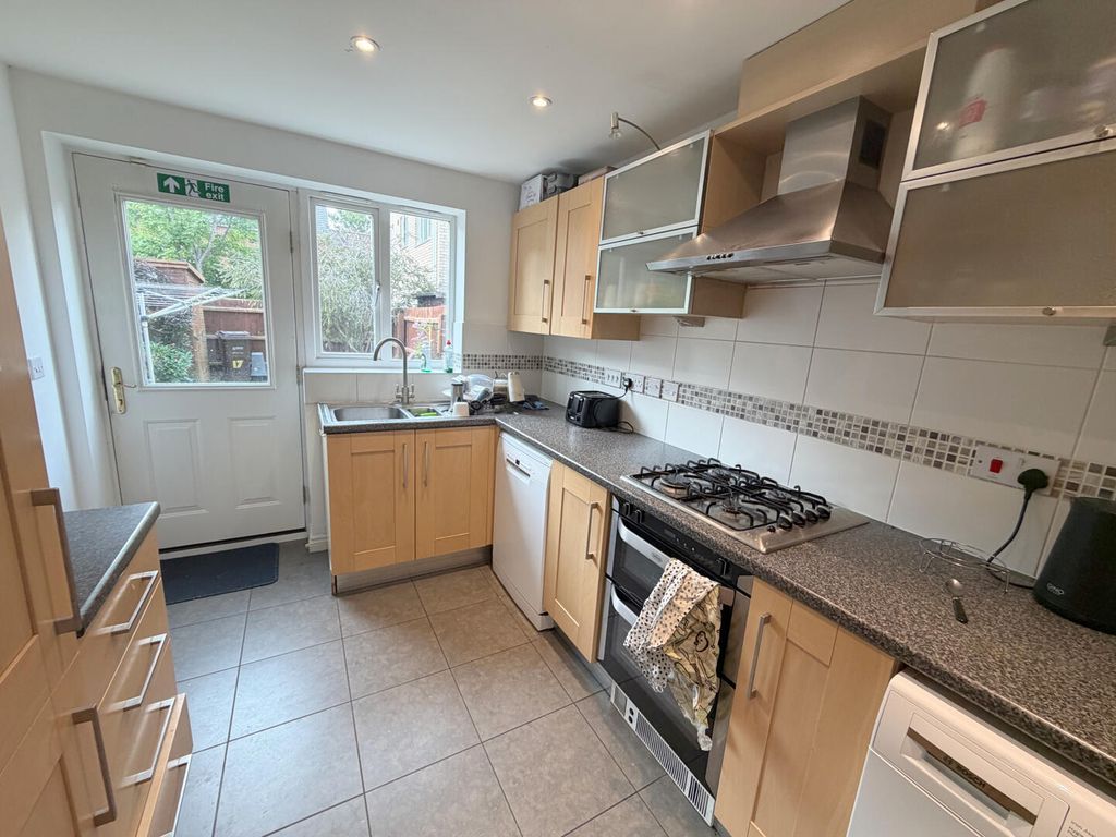 Property photo 3 of 10 Kitchen