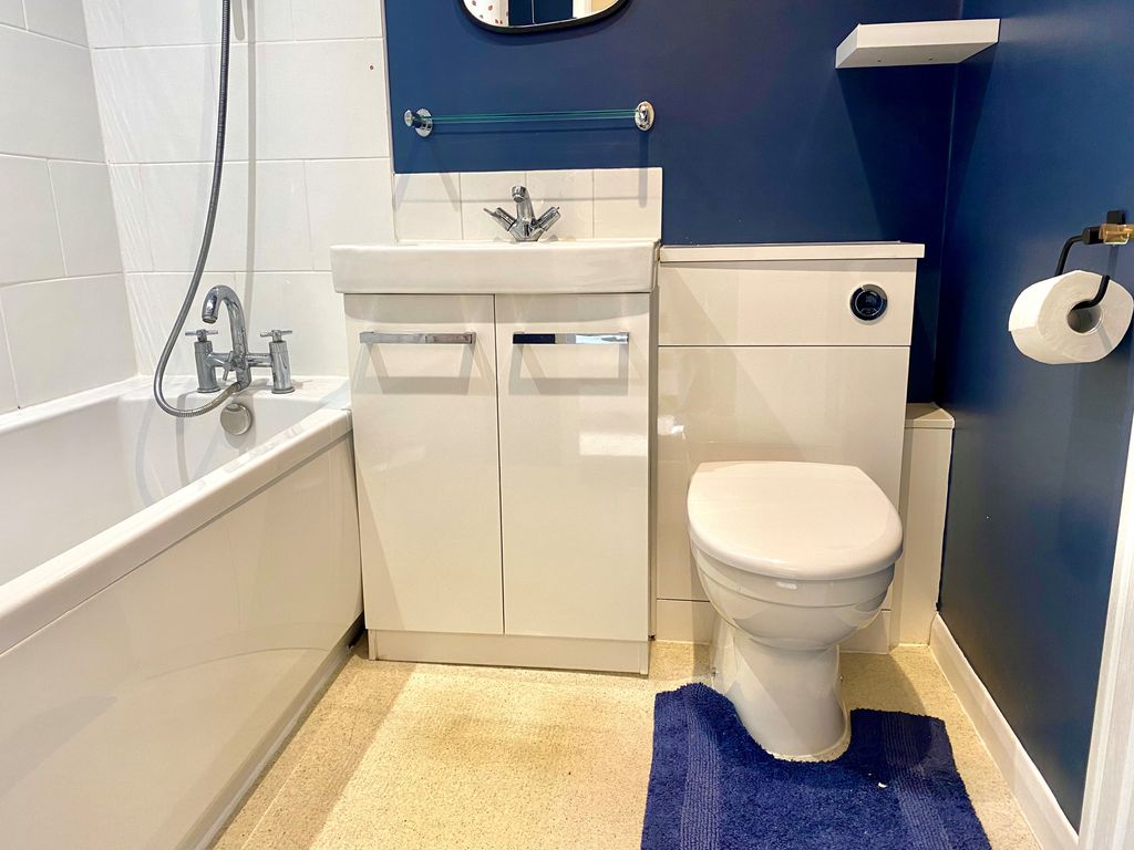 Property photo 3 of 13 Bathroom