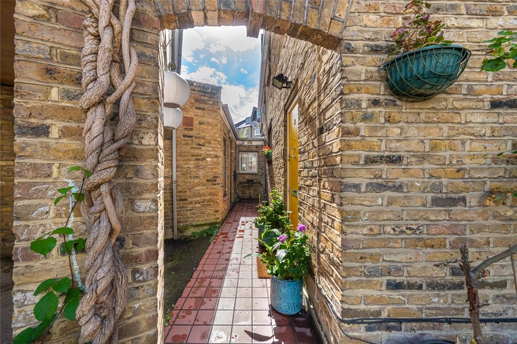 Property photo 2 of 19 Exterior