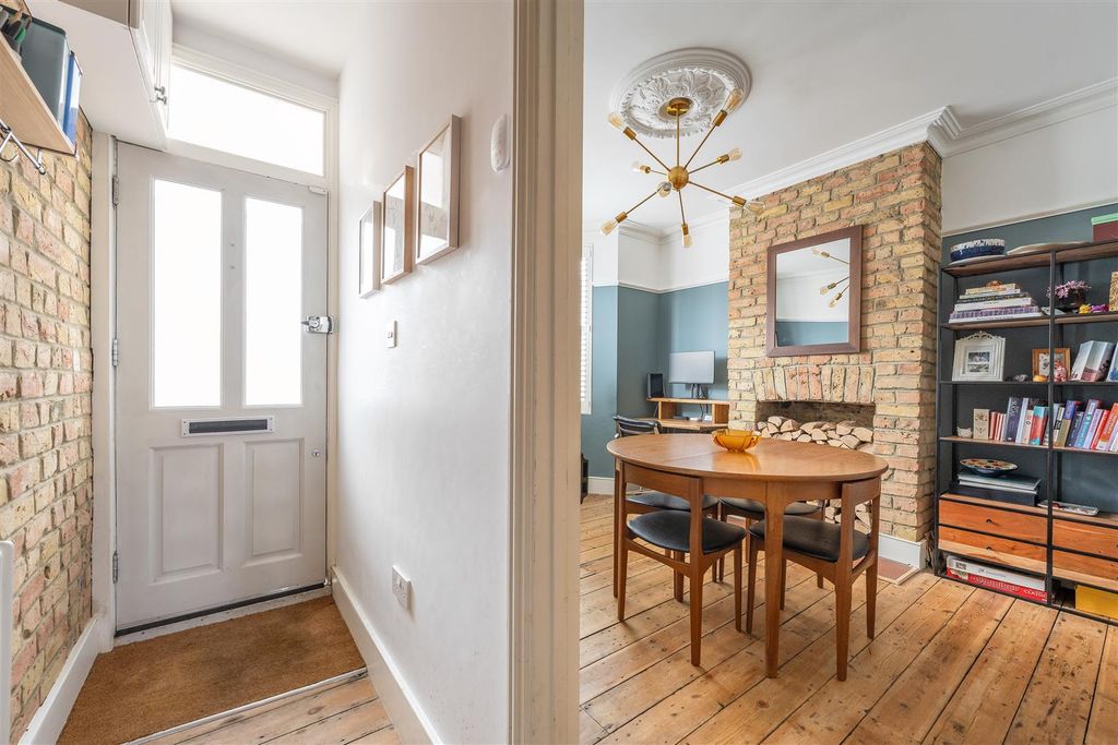 Property photo 2 of 27 Vansittart Road, E11