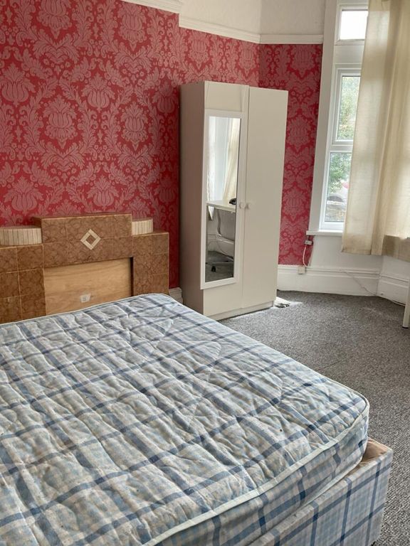 Property photo 1 of 12 A Cozy Double Bedroom Featuring A Bright, Welcomin...