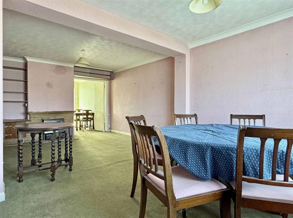 Property photo 3 of 24 Lounge B.Jpg