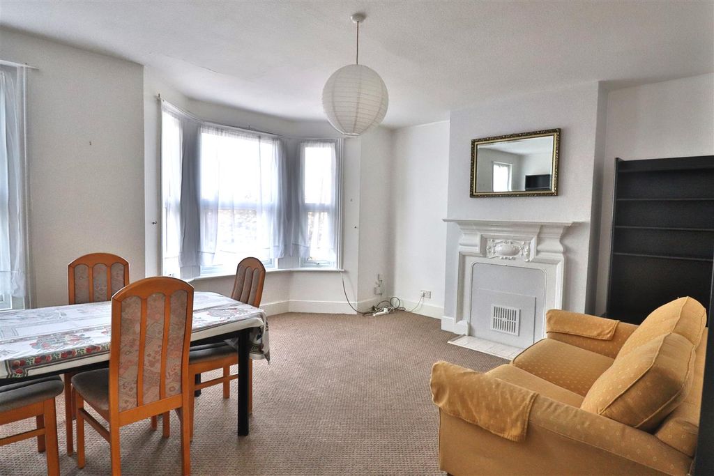 Property photo 3 of 7 Img- Living Room 18B Kingsland Road.Jpg