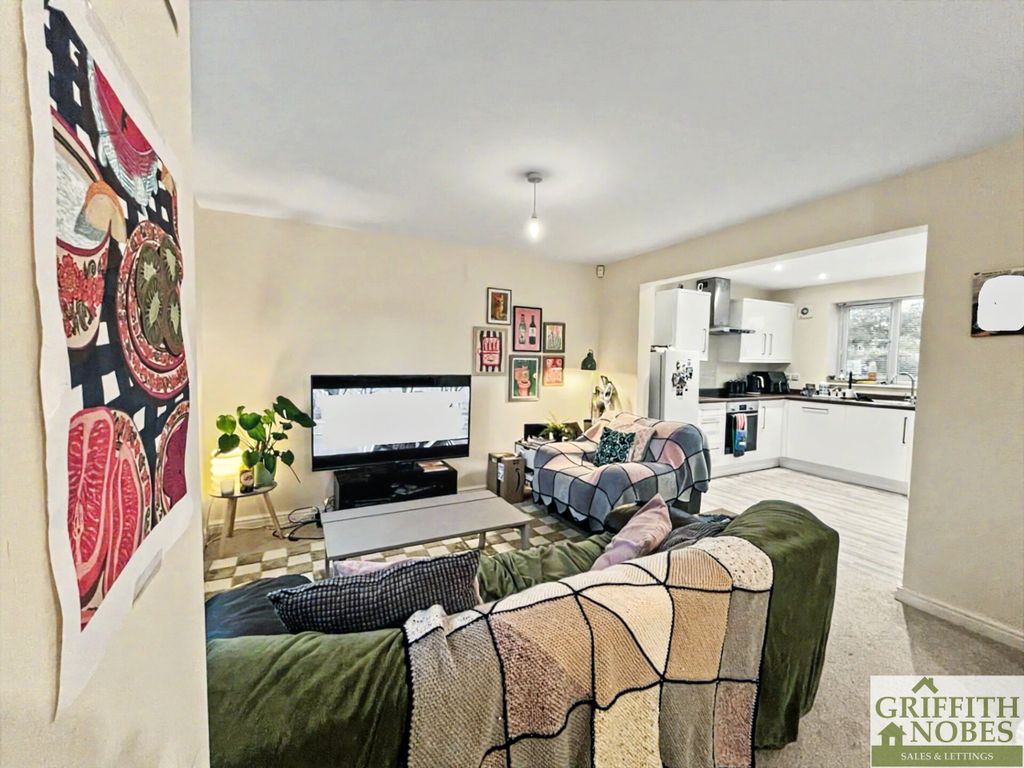 Property photo 3 of 12 Lounge