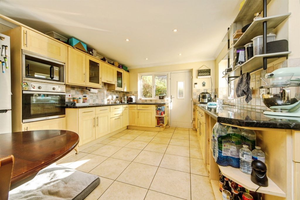 Property photo 2 of 20