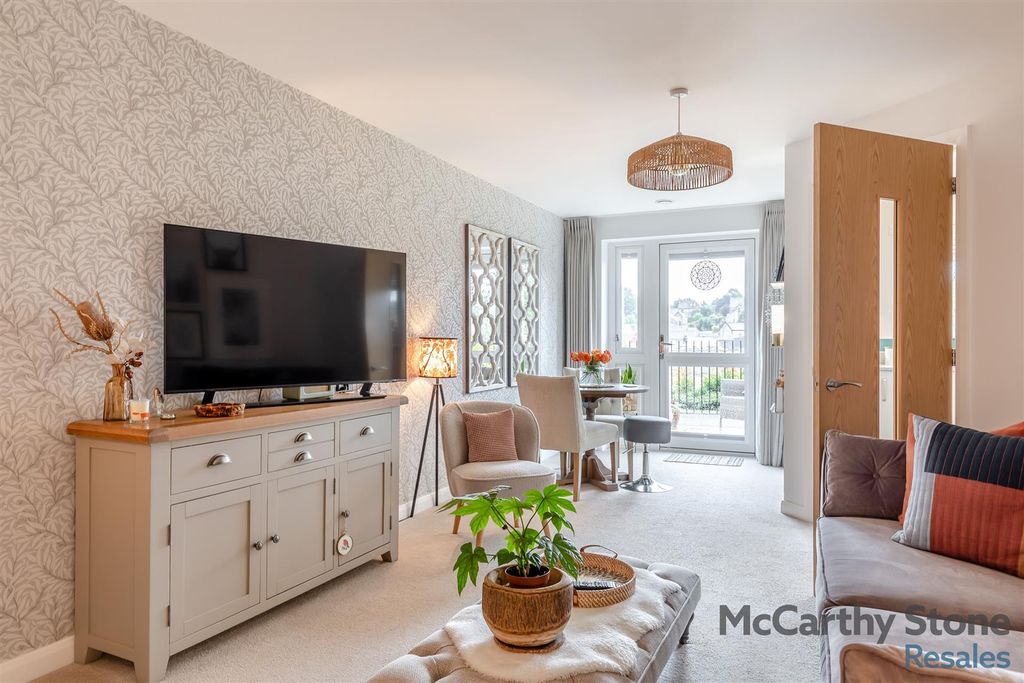 Property photo 3 of 23 8664291-Interior16.Jpg