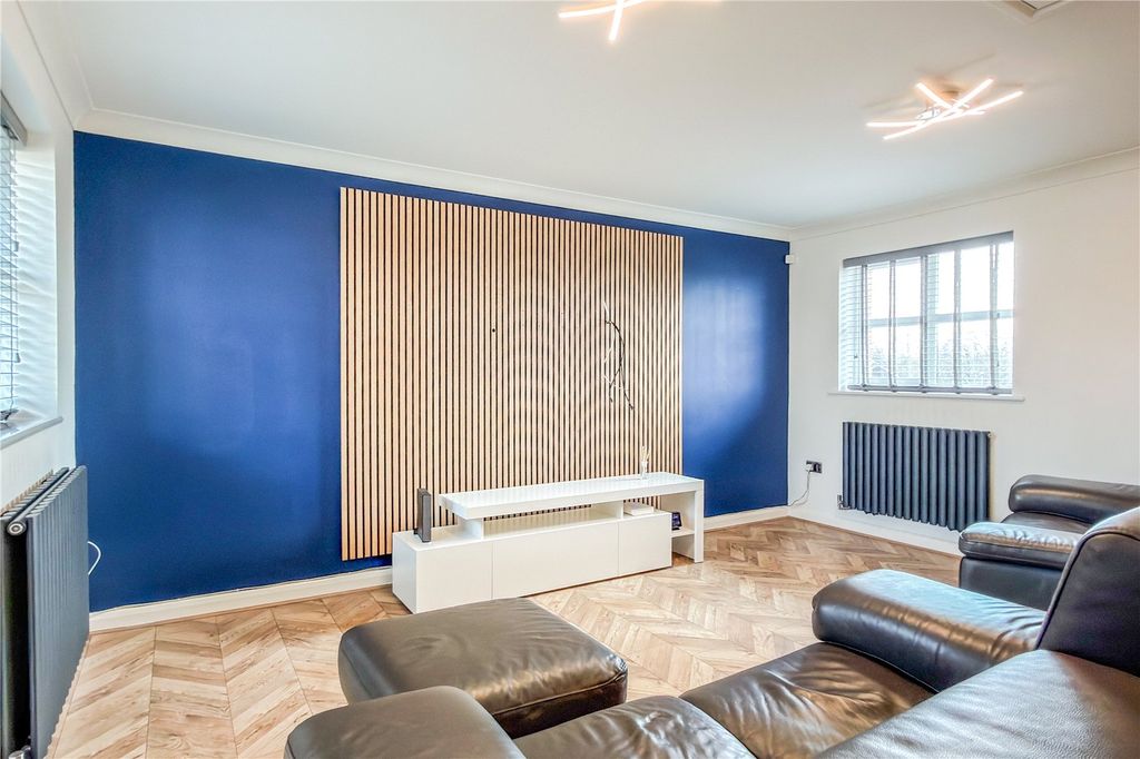 Property photo 3 of 11 Lounge