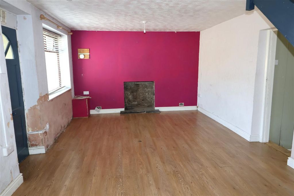 Property photo 3 of 11 Living Room