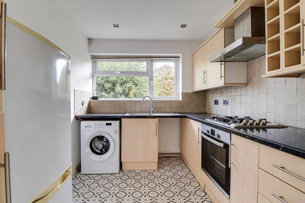 Property photo 3 of 9 Kitchen