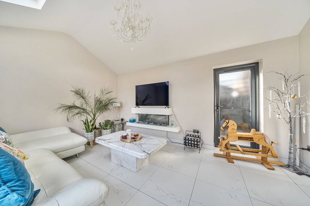 Property photo 3 of 27 Living Room