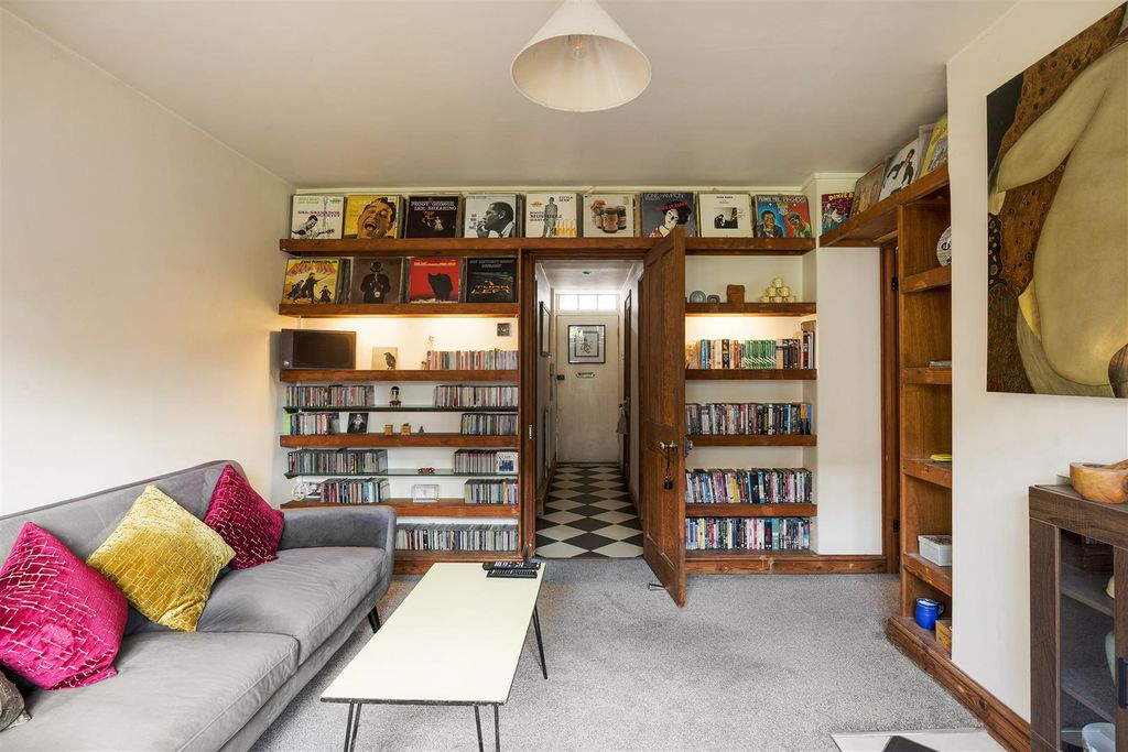 Property photo 2 of 24 Devons Road, E3