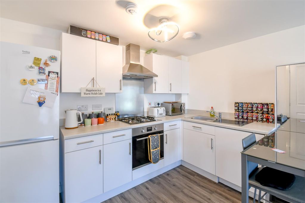 Property photo 3 of 19 Living / Kitchen
