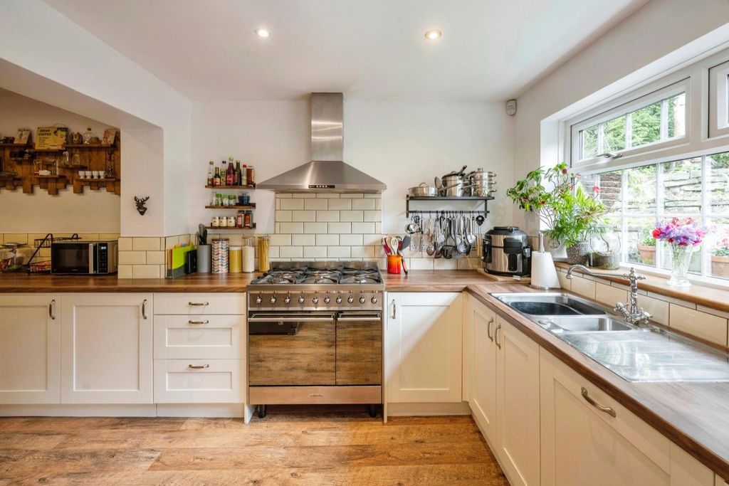 Property photo 2 of 20 Dining Kitchen