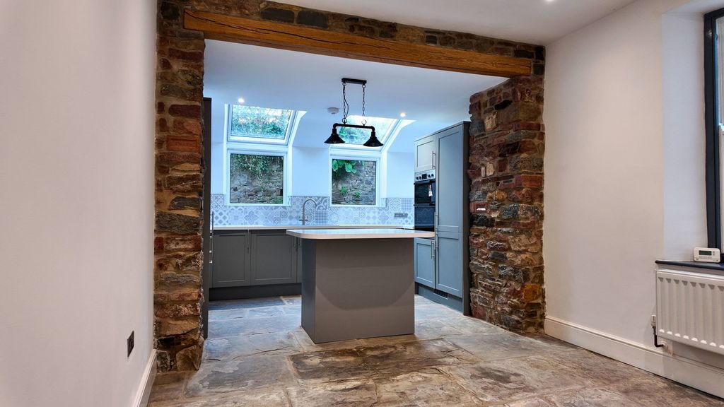 Property photo 2 of 26