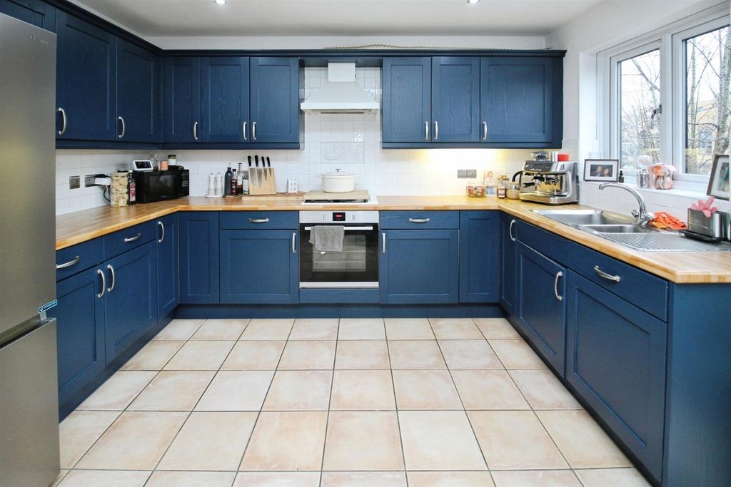 Property photo 3 of 19 Kitchen