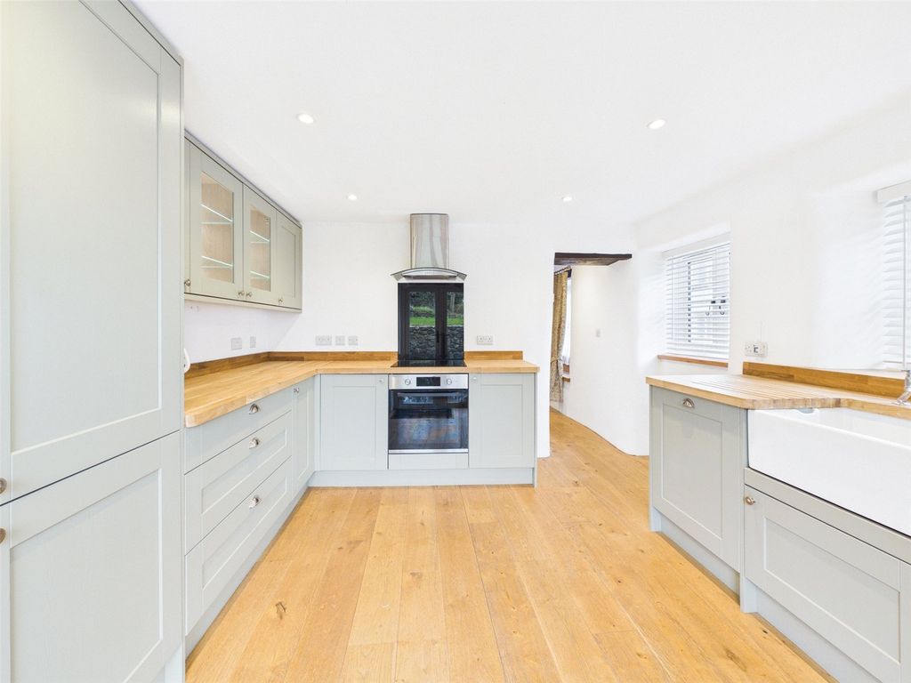 Property photo 3 of 19 Kitchen