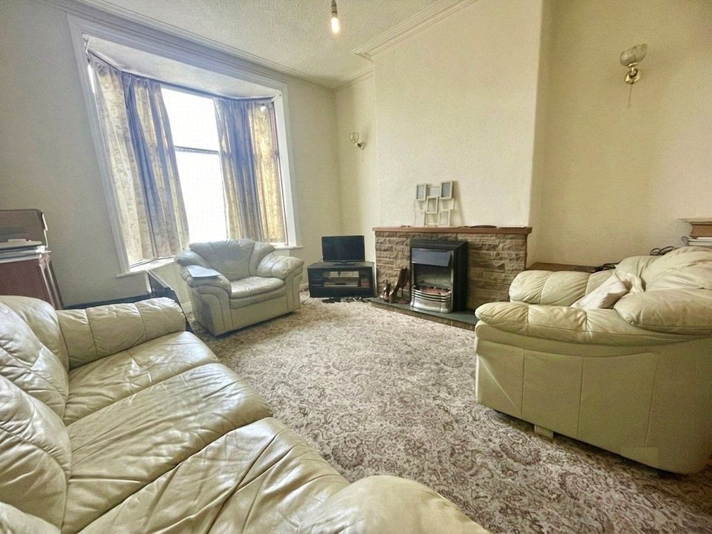 Property photo 3 of 13 Lounge