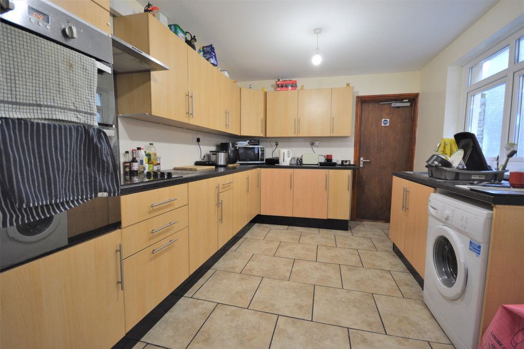 Property photo 1 of 6 Kitchen