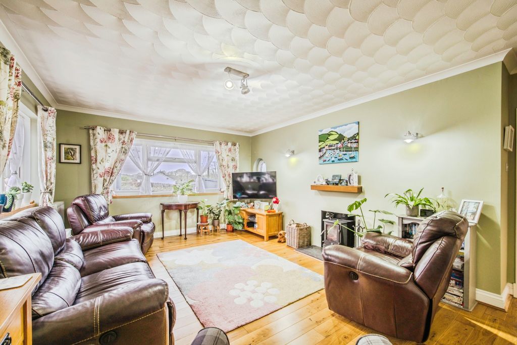Property photo 3 of 19 Lounge