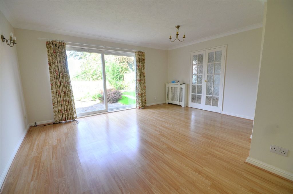 Property photo 3 of 28 Lounge