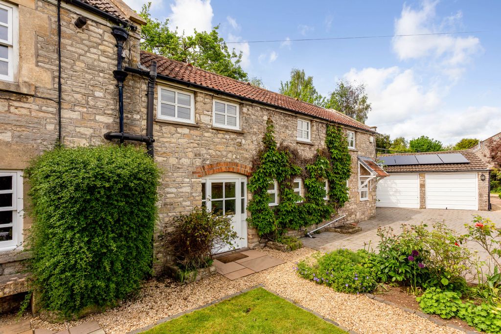 Property photo 1 of 11 Frontage