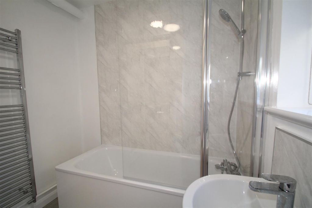 Property photo 2 of 6 Bathroom