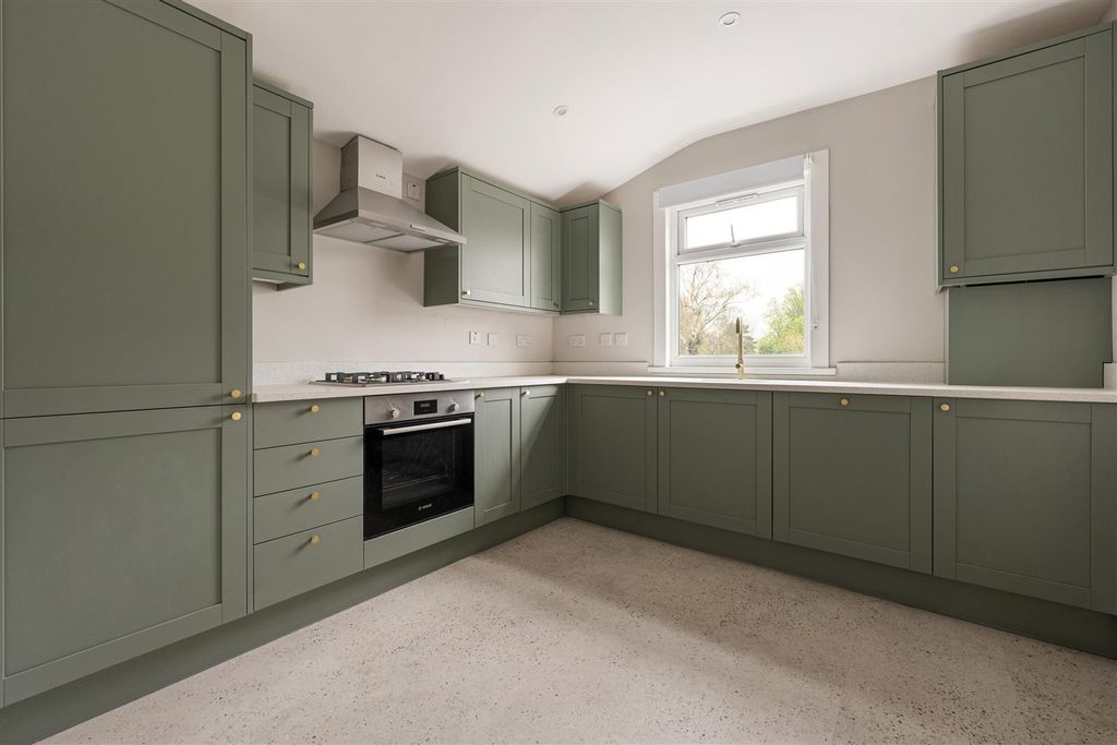 Property photo 3 of 18 Durham Road, E12