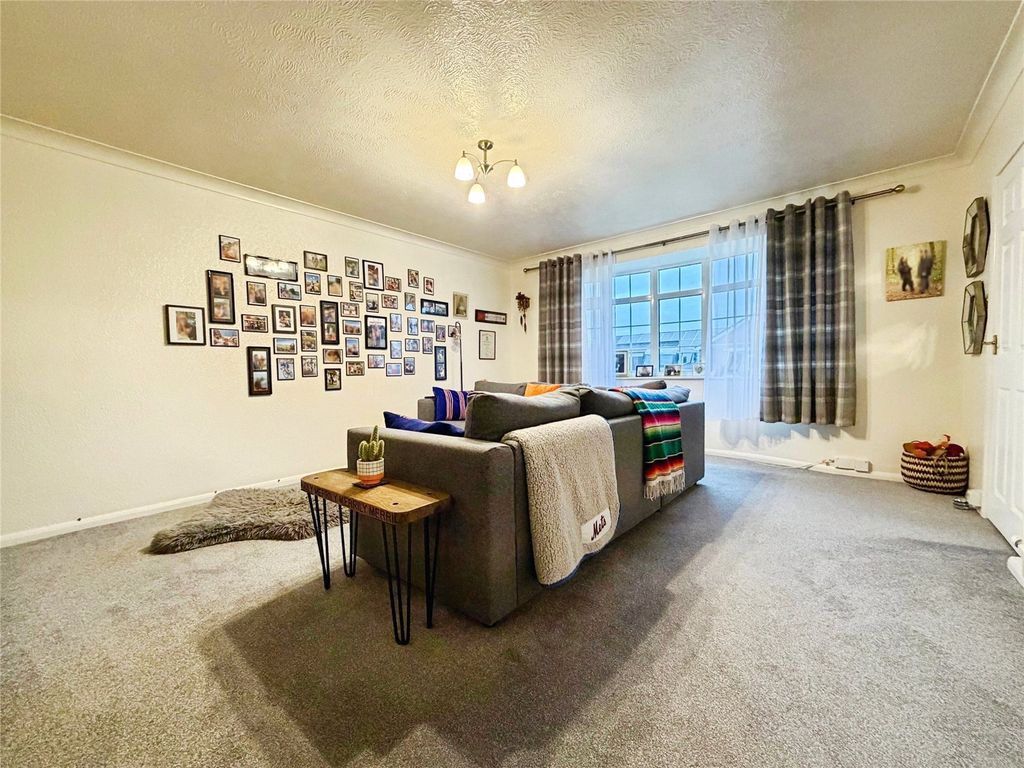 Property photo 2 of 11 Lounge