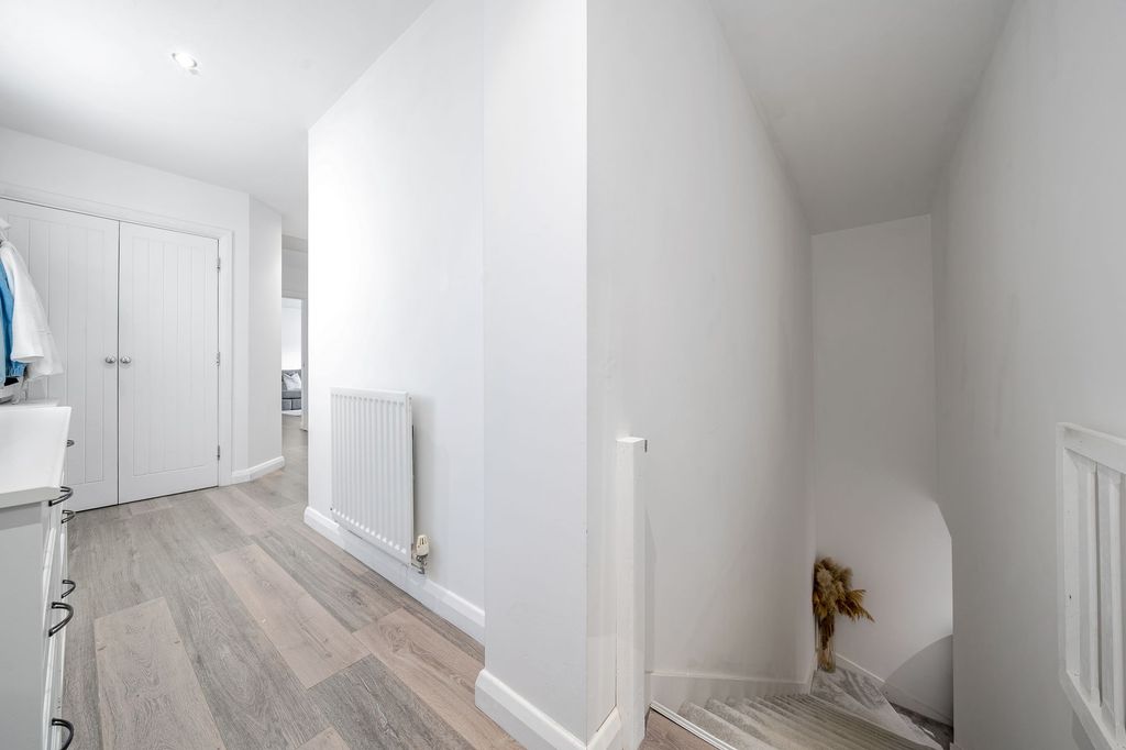 Property photo 3 of 20 Entrance Hallway