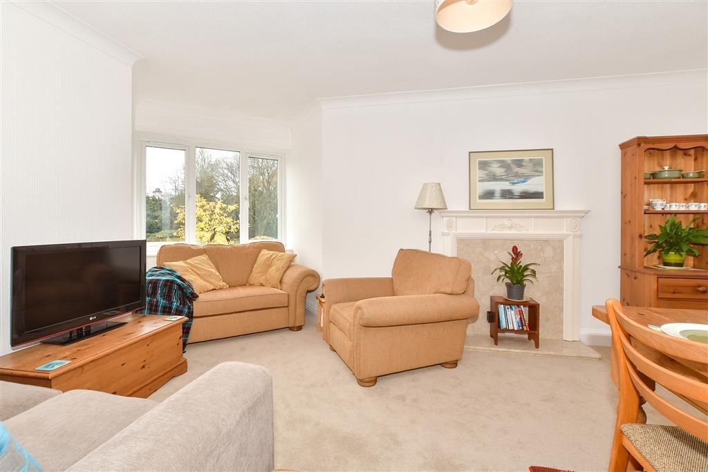 Property photo 3 of 11 Lounge
