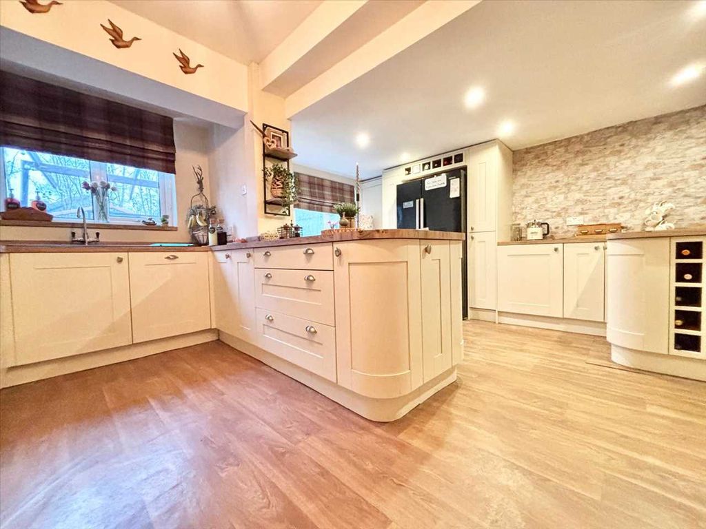 Property photo 2 of 29 Kitchen