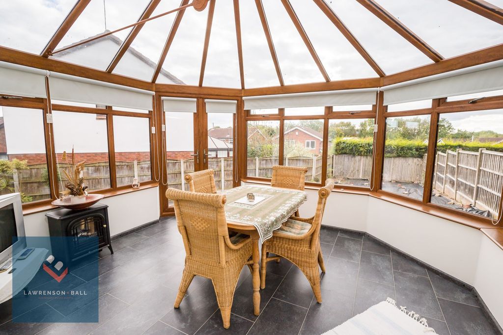Property photo 3 of 21 Conservatory