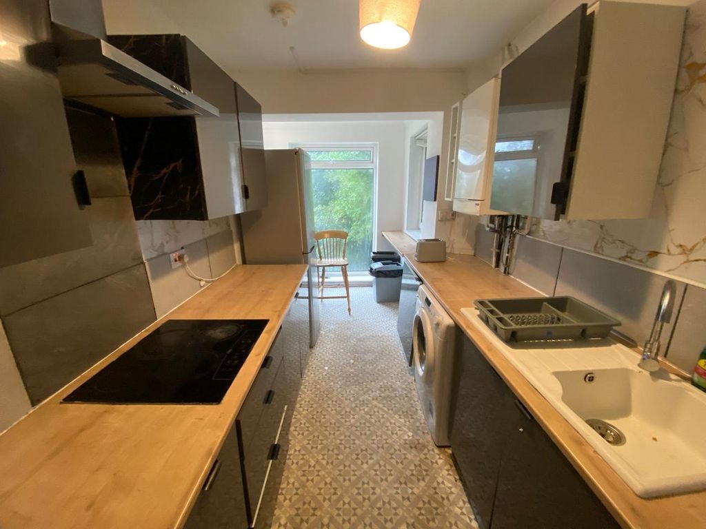 Property photo 2 of 9 Kitchen 