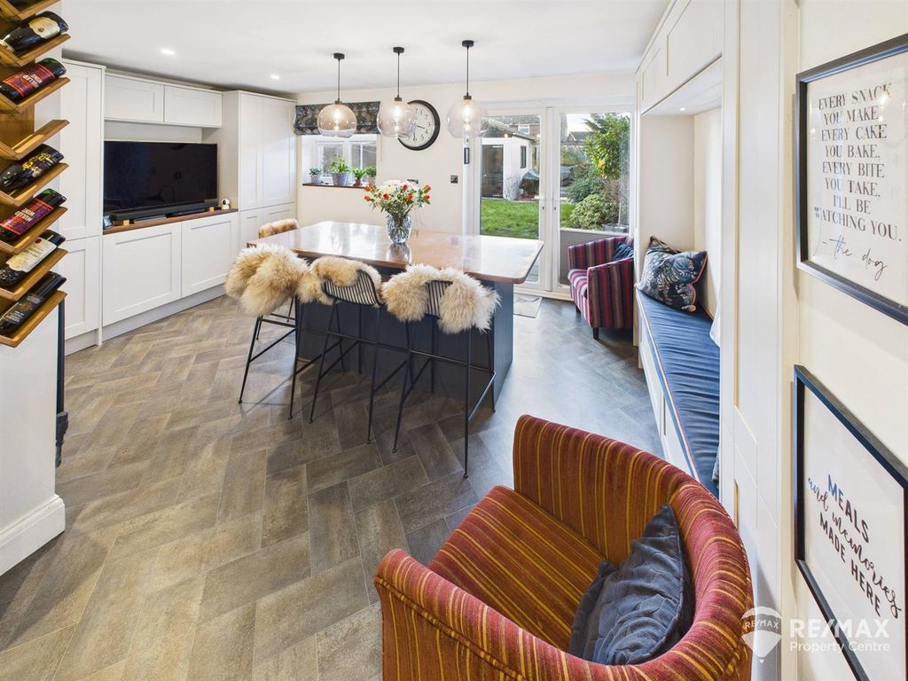 Property photo 2 of 34 Cam02842G0-Pr0305-Still039.Jpg