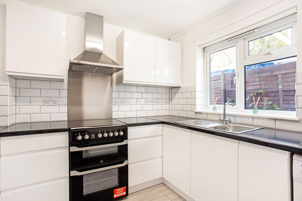 Property photo 2 of 8 Kitchen