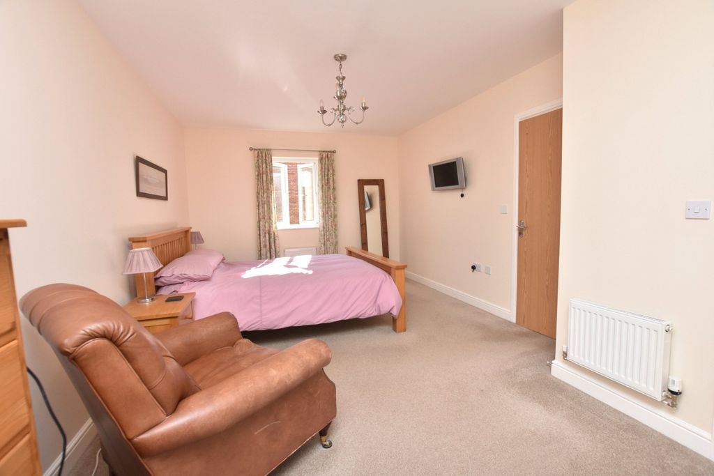 Property photo 3 of 18 Master Bedroom