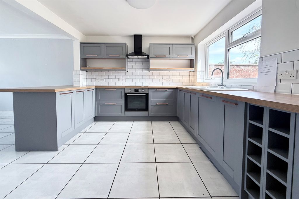Property photo 2 of 33