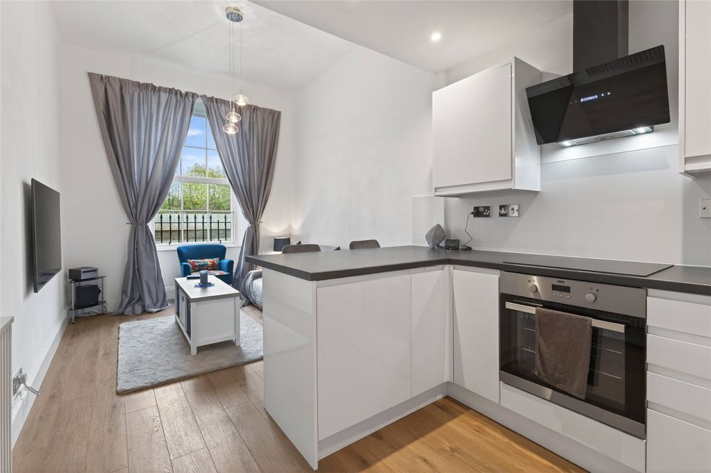 Property photo 2 of 19 2Gf Seafield Road