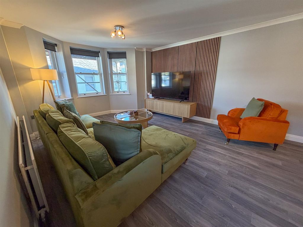 Property photo 3 of 14 28 Central Apartments-11.Jpg