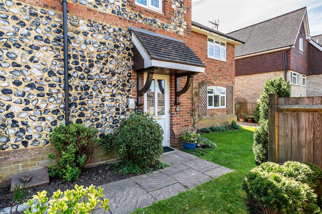 Property photo 1 of 28 5-Marlborough-Court-19.Jpg