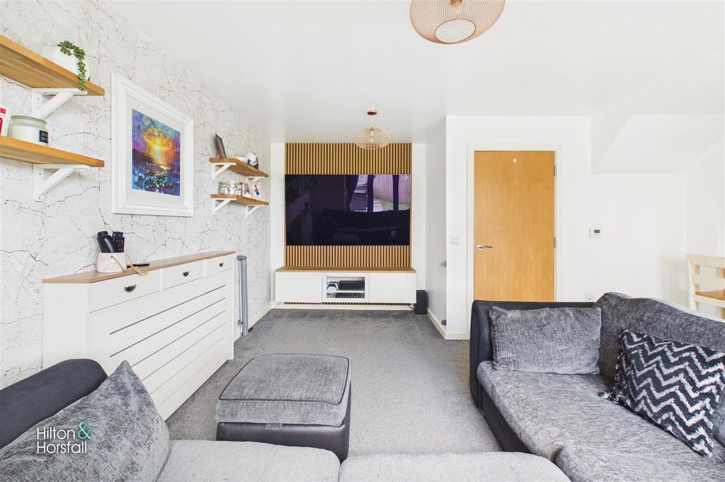 Property photo 3 of 18 Wilding Way