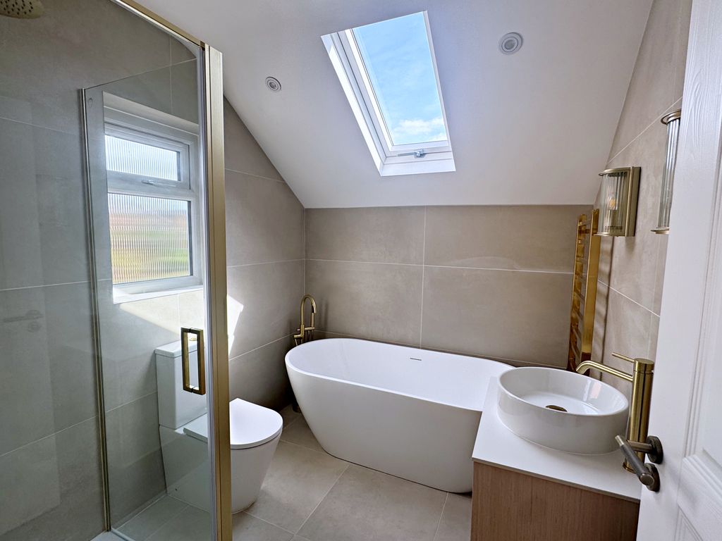 Property photo 3 of 23 Bathroom
