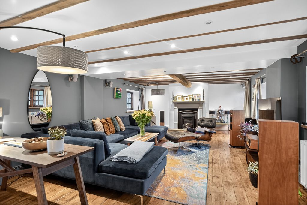 Property photo 2 of 22 Lounge