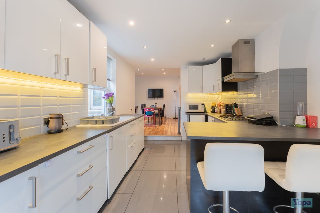 Property photo 2 of 17 Kitchen