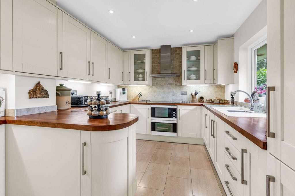 Property photo 2 of 43